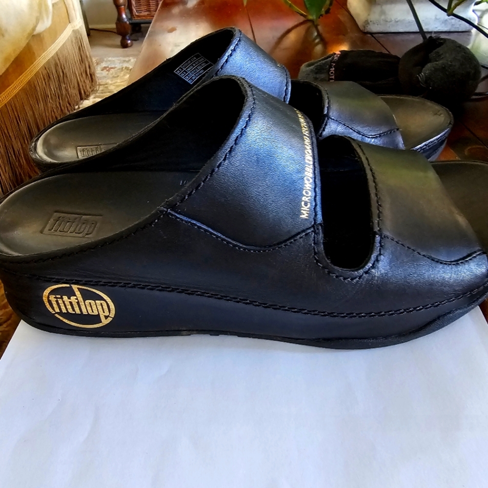 FitFlop MicroWobbleTecnology Black Leather Slide Sandals